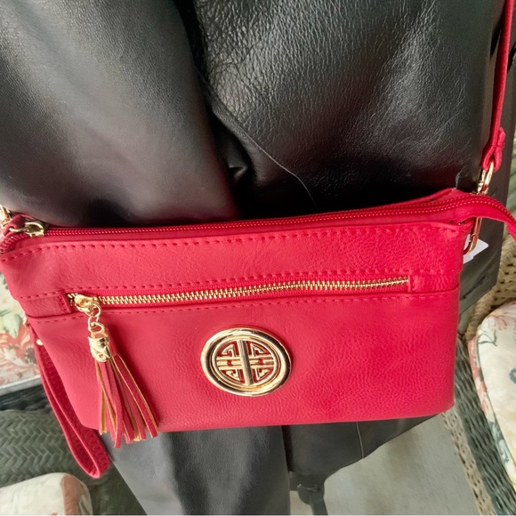 RED CROSSBODY w/MEDALLION / MESSENGER BAG⭐️ LIGHT WEIGHT- NEW CONDITION W/TAGS - Picture 5 of 14